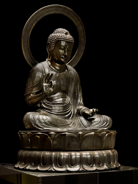 Bouddha Amida assis en position de lotus