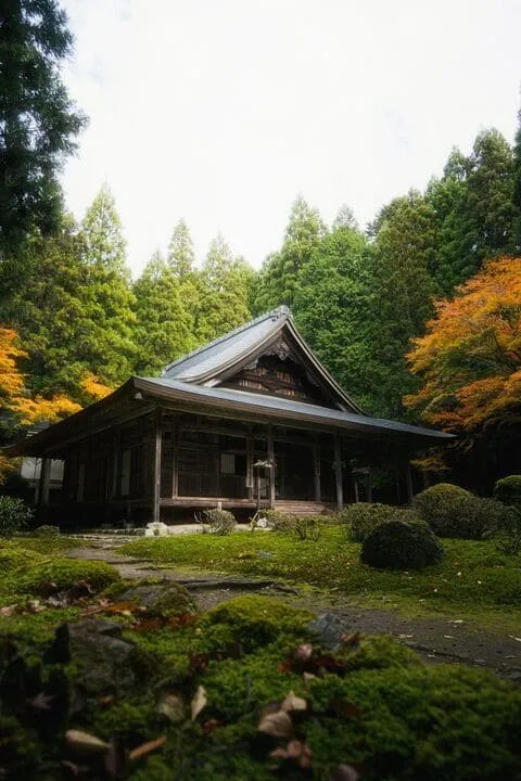 temple japonais isolé dans la montagne