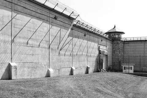 cours de prison en noir et blanc