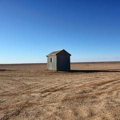 une cabane dans un paysage désert