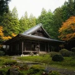 temple japonais isolé dans la montagne