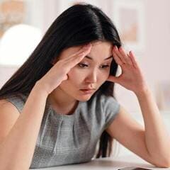 Jeune femme aux prises avec des préoccupations