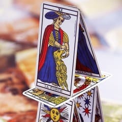 pyramide de cartes de tarot