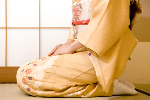 femme en kimono assise en seiza