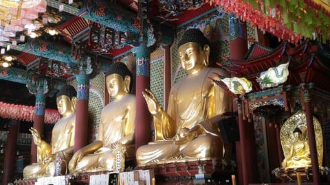 Statues de probablement Amida, Shakyamuni et Yakushi dans un temple coréen